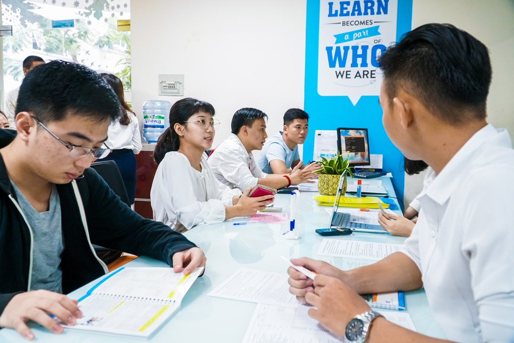 Thí sinh, phụ huynh gây “bão” học bạ tại HUTECH trong ngày đầu nhận hồ sơ