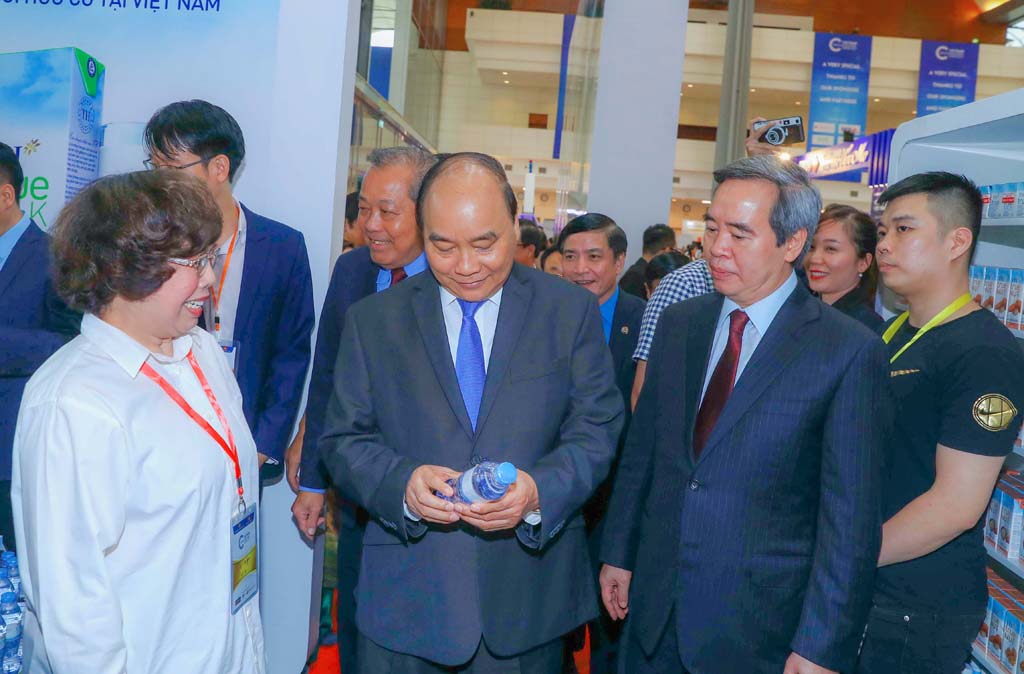 Thủ tướng Chính phủ Nguyễn Xuân Phúc và đoàn đại biểu cấp cao thăm gian hàng của Tập đoàn TH tại Triển lãm Thành tựu Kinh tế tư nhân 2019 chiều 2.5