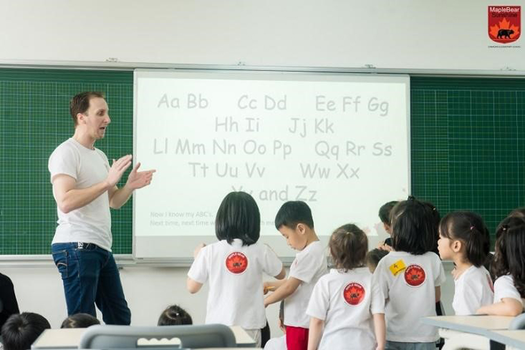 Học tập cùng các chuyên gia nước ngoài thường xuyên sẽ rất tốt cho quá trình học song ngữ của trẻ