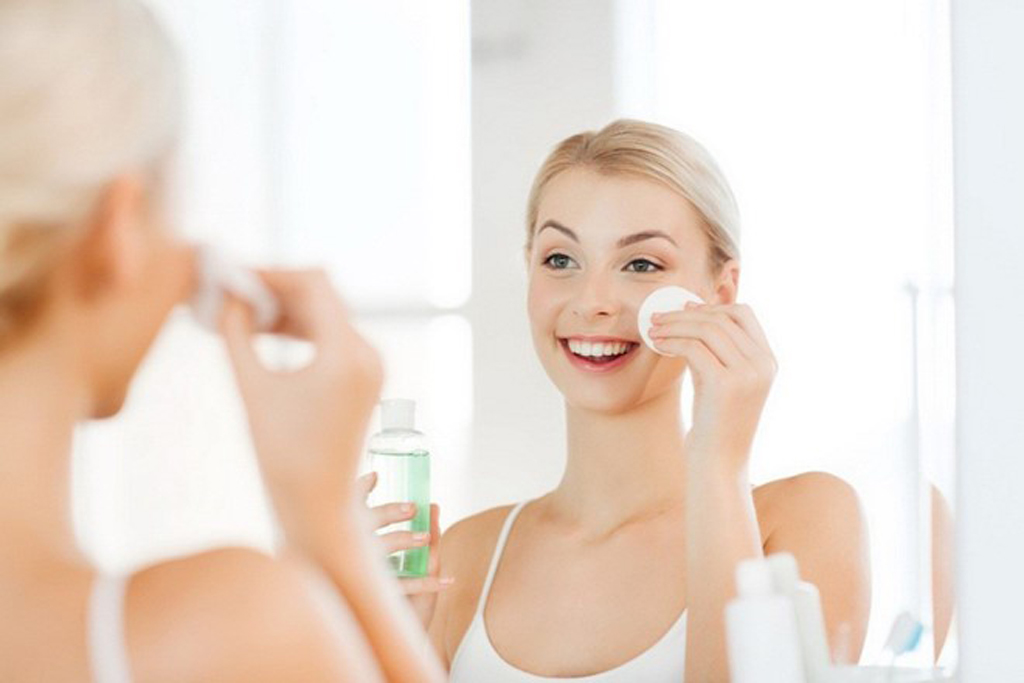 Sử dụng nước hoa hồng/ kem dưỡng ẩm để dưỡng ẩm bảo vệ làn da