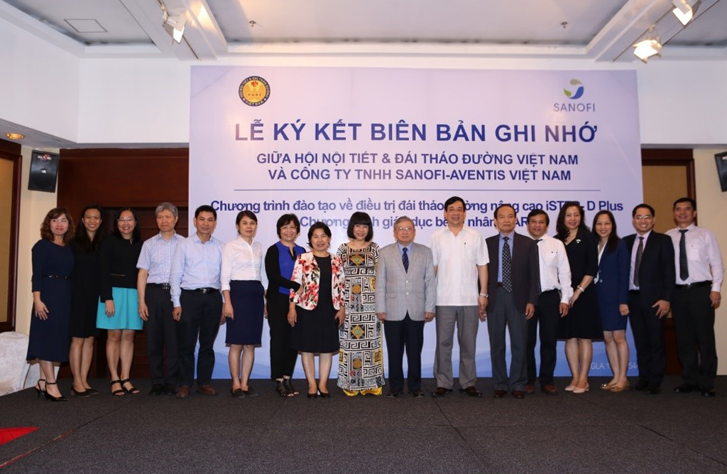 Đại diện của Hội Nội tiết - ĐTĐ Việt Nam, đại diện Sanofi và các đại biểu cùng chụp ảnh lưu niệm tại Lễ ký kết Biên bản ghi nhớ