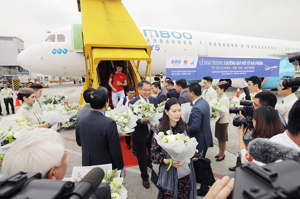 Đại diện lãnh đạo UBND TP.Hải Phòng, Tập đoàn FLC và Hãng hàng không Bamboo Airways tặng hoa hành khách