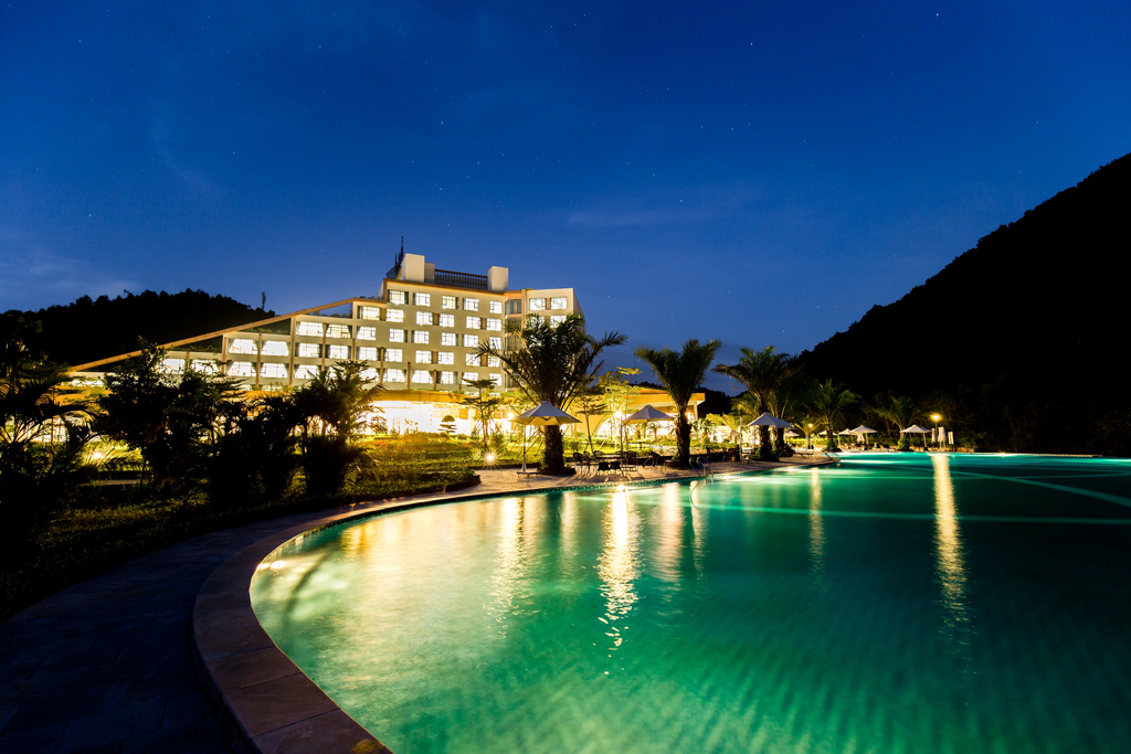 Khách sạn Mường Thanh Luxury Diễn Lâm tiêu chuẩn 5 sao thuộc tổ hợp khu sinh thái Mường Thanh Diễn Lâm nằm trọn vẹn trong thung lũng núi, phía trước mặt là hồ nước thiên nhiên rộng lớn 