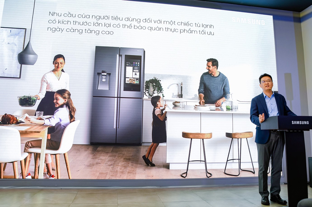 Ông Suh Kyung Wook - Tổng giám đốc Công ty Samsung Vina tự hào giới thiệu dòng tủ lạnh Side by Side thế hệ mới nhất đến thị trường Việt Nam 