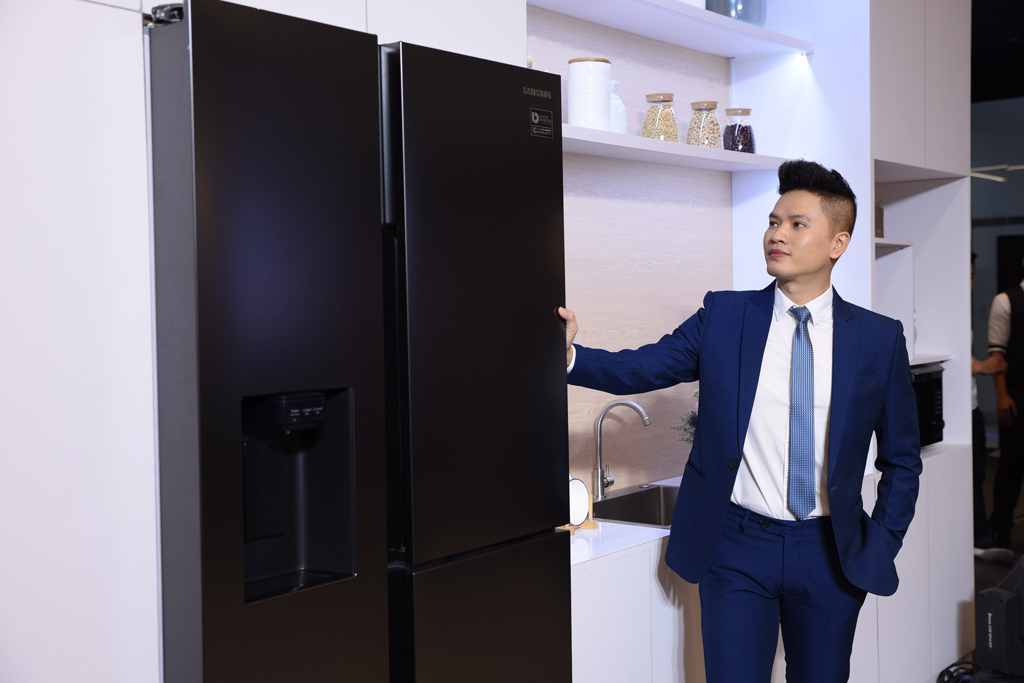 Kiến trúc sư Nguyễn Hữu Vinh nhận xét tủ lạnh Samsung Side by Side RS5000 đạt được vẻ đẹp hài hòa, tối giản và sang trọng 