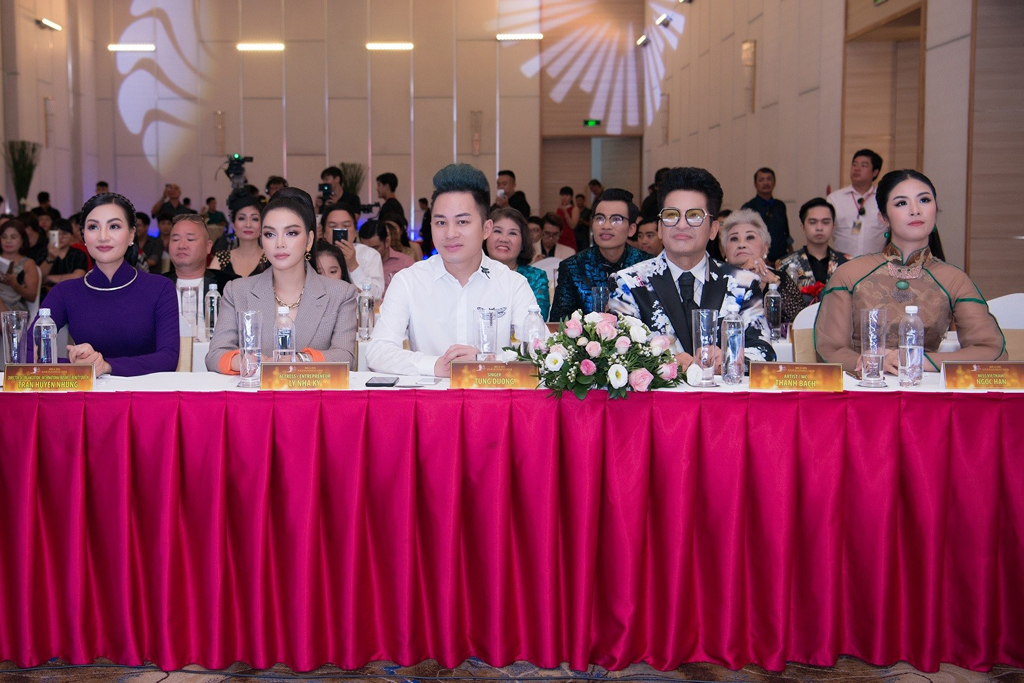 Từ trái qua: Bà Trần Huyền Nhung, bà Lý Nhã Kỳ, ông Tùng Dương, ông Thanh Bạch, bà Ngọc Hân