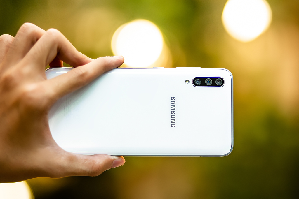 Mặt lưng với bộ 3 camera trên các smartphone Samsung hiện nay được đánh giá cao trong thiết kế bởi sự gọn gàng, không một chi tiết thừa