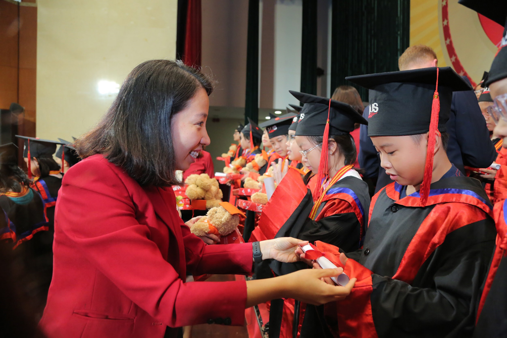 Tổng giám đốc VUS, bà Lê Quang Thục Quỳnh trao chứng chỉ cho các em học viên nhí