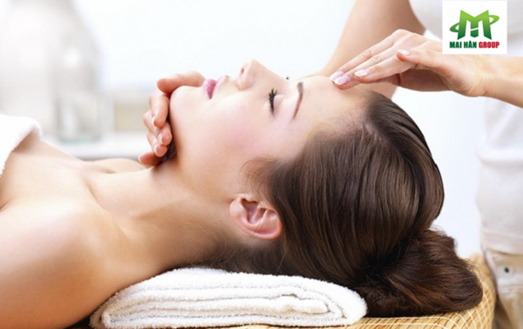 Thực hiện một dịch vụ chăm sóc massage tại spa
