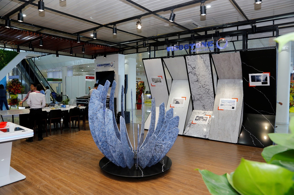 Không gian nghệ thuật của VICOSTONE tại triển lãm VietBuild Đà Nẵng 2019 nổi bật với hình ảnh bông hoa đá được thiết kế độc đáo