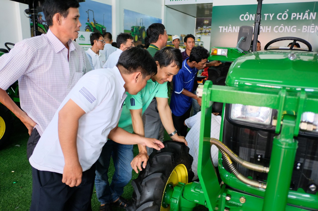  Khách hàng quan tâm tìm hiểu các loại máy móc cơ giới ngành nông nghiệp thương hiệu John Deere