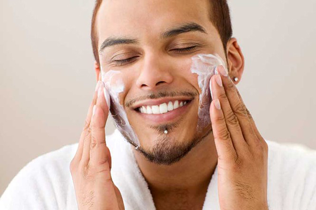 Nam giới cần rửa mặt với sữa rửa mặt để làm sạch da kỹ lưỡng hơn