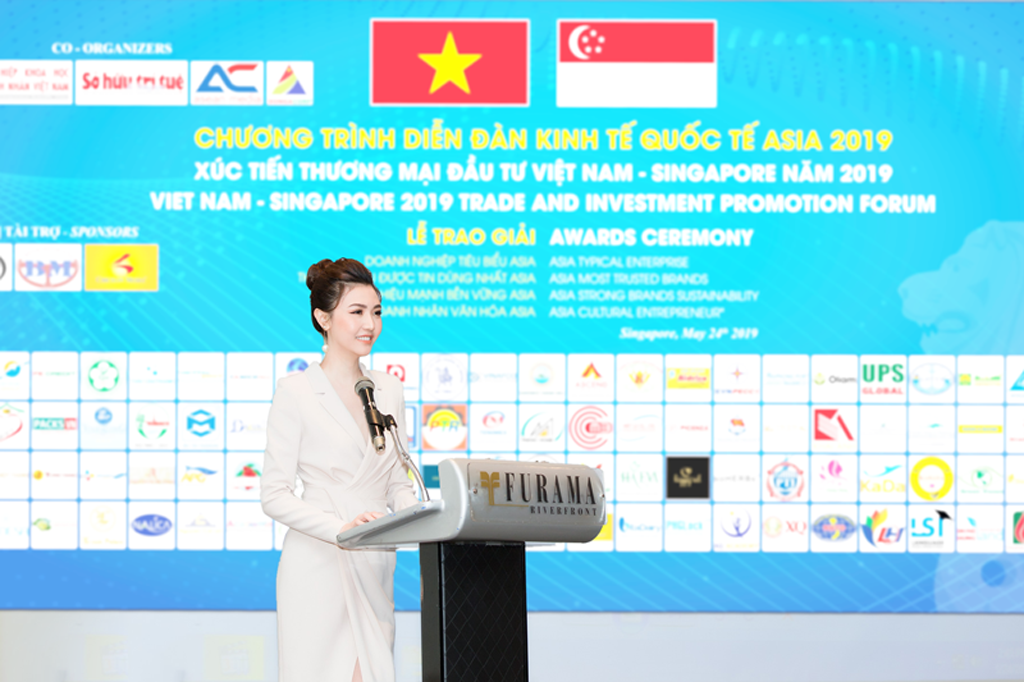 	“Với tất cả tâm huyết và năng lực của mình, chúng tôi kỳ vọng góp sức cùng các doanh nghiệp Việt Nam khác để nâng tầm quốc gia trên bản đồ thương trường quốc tế” - Là doanh nghiệp BĐS duy nhất của Việt Nam được mời phát biểu tại diễn đàn, bà Nguyễn Thị Ngọc Duyên - Phó TGĐ Sunshine Group, Đại sứ thương hiệu Sunshine Homes khẳng định