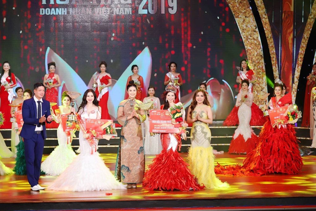Vượt qua 25 bông hoa xinh đẹp, nữ doanh nhân Nguyễn Thị Nhung được tôn vinh ngôi vị cao nhất: Hoa hậu Doanh nhân Việt Nam 2019