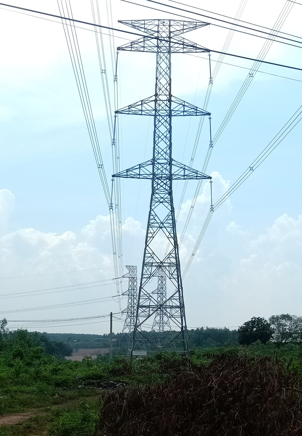 Một đoạn tuyến đường dây 500 kV Vĩnh Tân - rẽ Sông Mây - Tân Uyên 