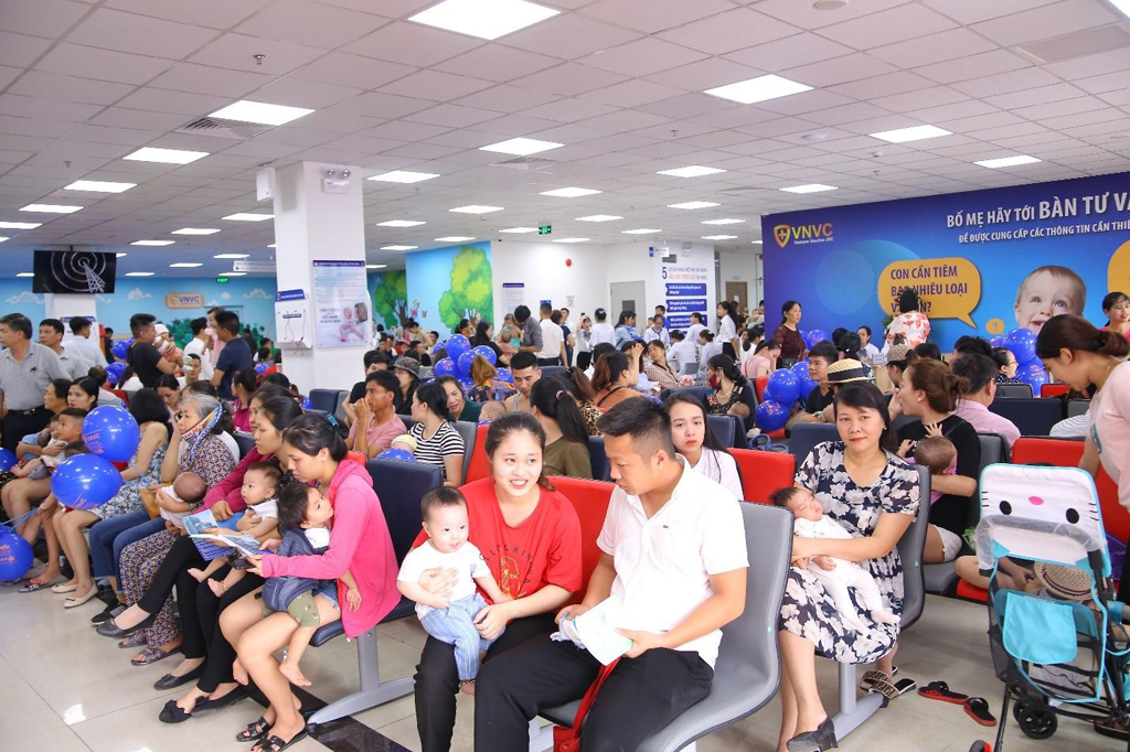 Đông đảo khách hàng đến VNVC Hạ Long sáng 6.6.2019