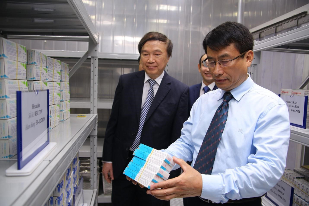 Ông Nguyễn Mạnh Tuấn - PGĐ Sở Y tế Quảng Ninh tham quan kho lạnh bảo quản vắc xin đạt chuẩn GSP của VNVC Hạ Long