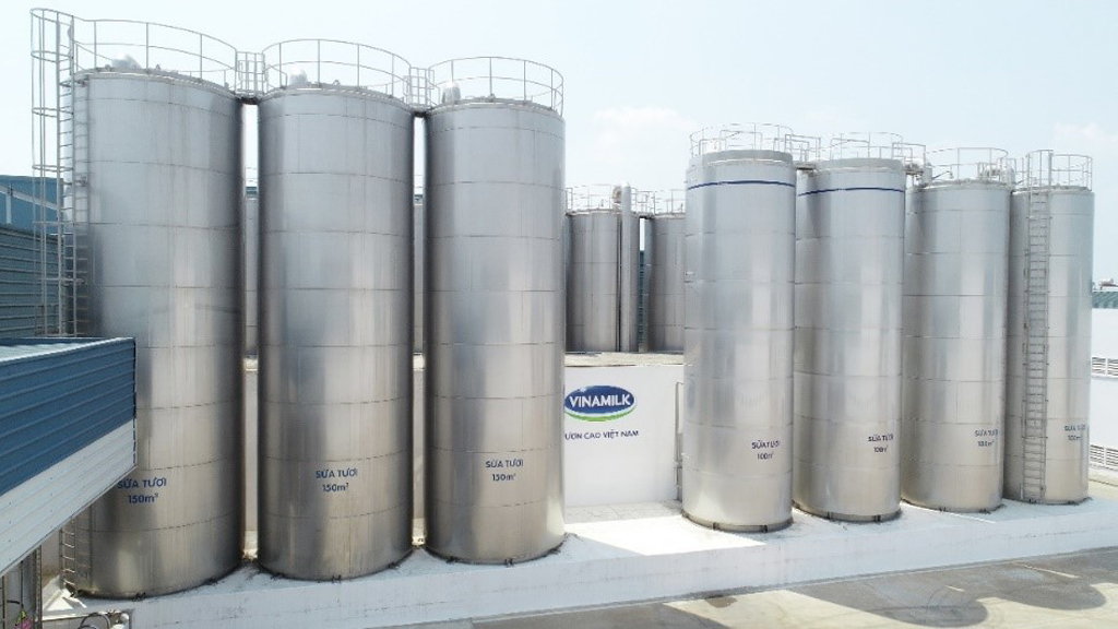 Hệ thống bồn chứa sữa tươi khổng lồ tại siêu nhà máy sản xuất sữa nước tại Bình Dương của Vinamilk với công suất 800 triệu lít/năm
