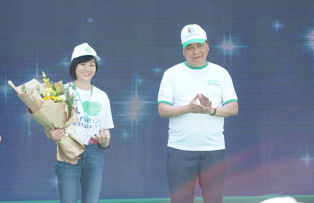 Thủ tướng Chính Phủ Nguyễn Xuân Phúc tặng kỷ niệm chương cho bà Dương Thị Mai Hoa, Phó chủ tịch kiêm Phó tổng giám đốc Bamboo Airways