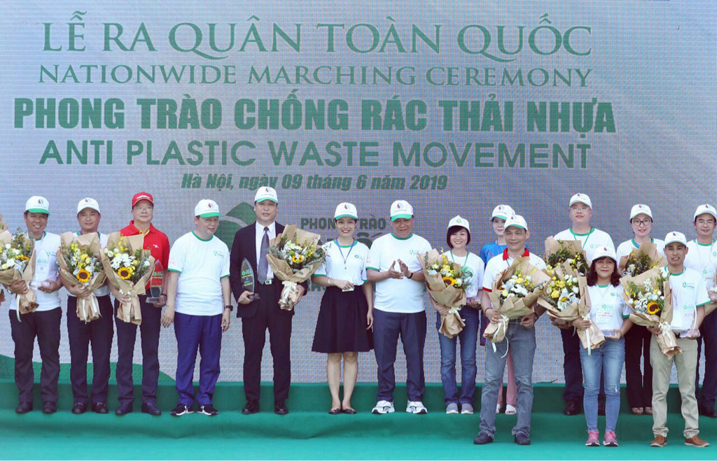 Bà Dương Thị Mai Hoa (hàng trên cùng, thứ 5 từ phải sang) cùng các doanh nghiệp trong Liên minh Chống rác thải nhựa chụp ảnh kỷ niệm