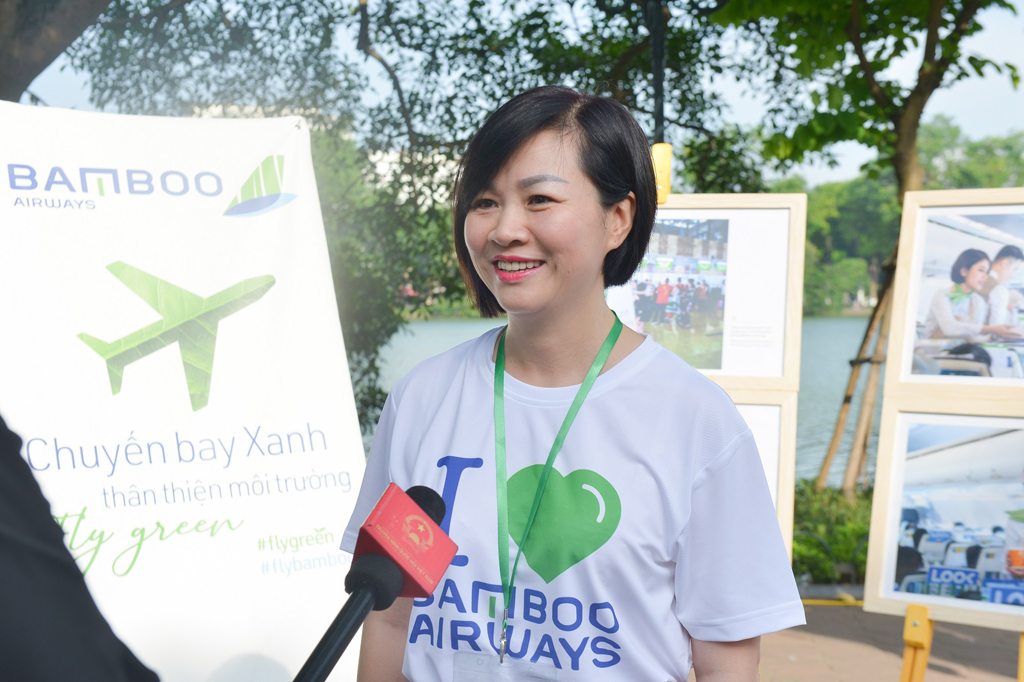 Bà Dương Thị Mai Hoa trả lời phỏng vấn trong khuôn khổ sự kiện