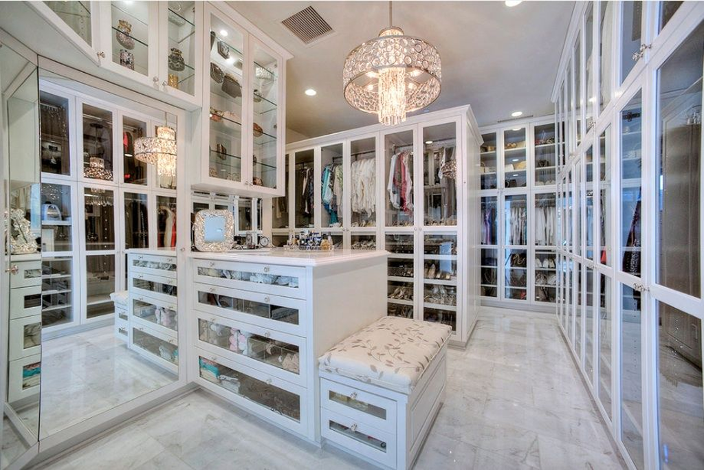 Walk-in closet với những món đồ ngăn nắp trong tủ kính tựa như một cửa hàng thời trang danh tiếng