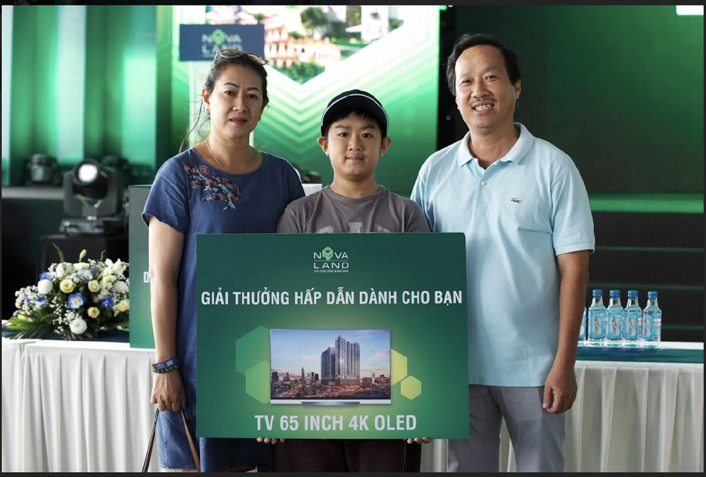 Gia đình anh Lê Quốc Trí hào hứng với các sản phẩm BĐS du lịch nghỉ dưỡng giải trí “tất cả trong một” và cũng là khách hàng may mắn nhận được phần thưởng trong chương trình rút thăm may mắn