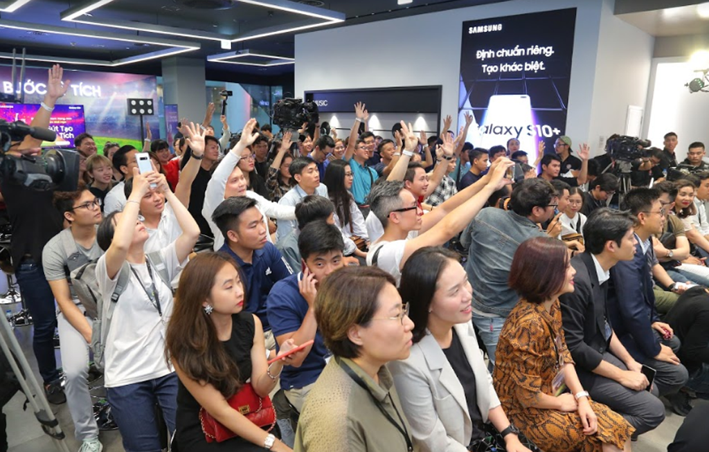 Những hàng ghế được chuẩn bị tại Samsung Showcase - Trung tâm triển lãm công nghệ bậc nhất châu Á từ rất sớm đã “phủ” kín người. Và những tiếng hò reo bắt đầu vang dội ngay từ những giây phút đầu tiên ngài Park xuất hiện