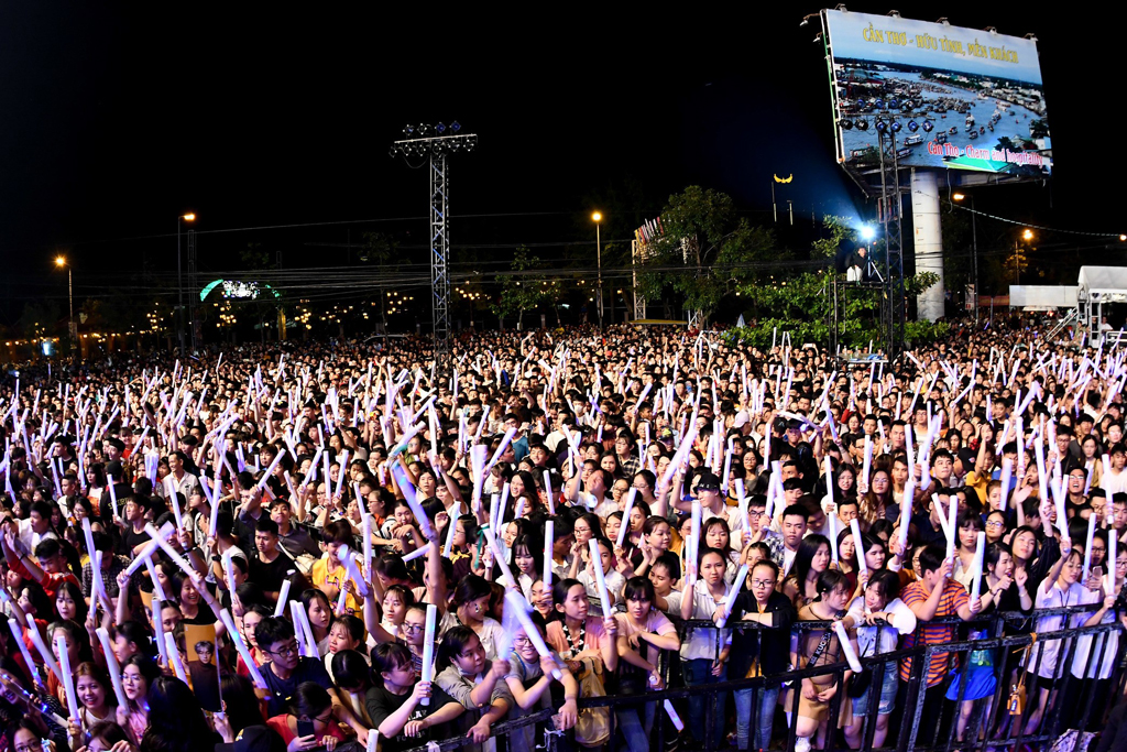 Hơn 10.000 khán giả phủ kín sân khấu và cháy hết mình cùng Đại nhạc hội Cool Fest tại Cần Thơ