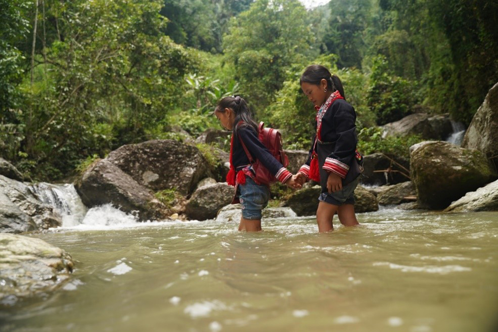 Nhiều học sinh tại tỉnh Hà Giang hằng ngày phải vượt qua các con suối, khe núi để đến lớp