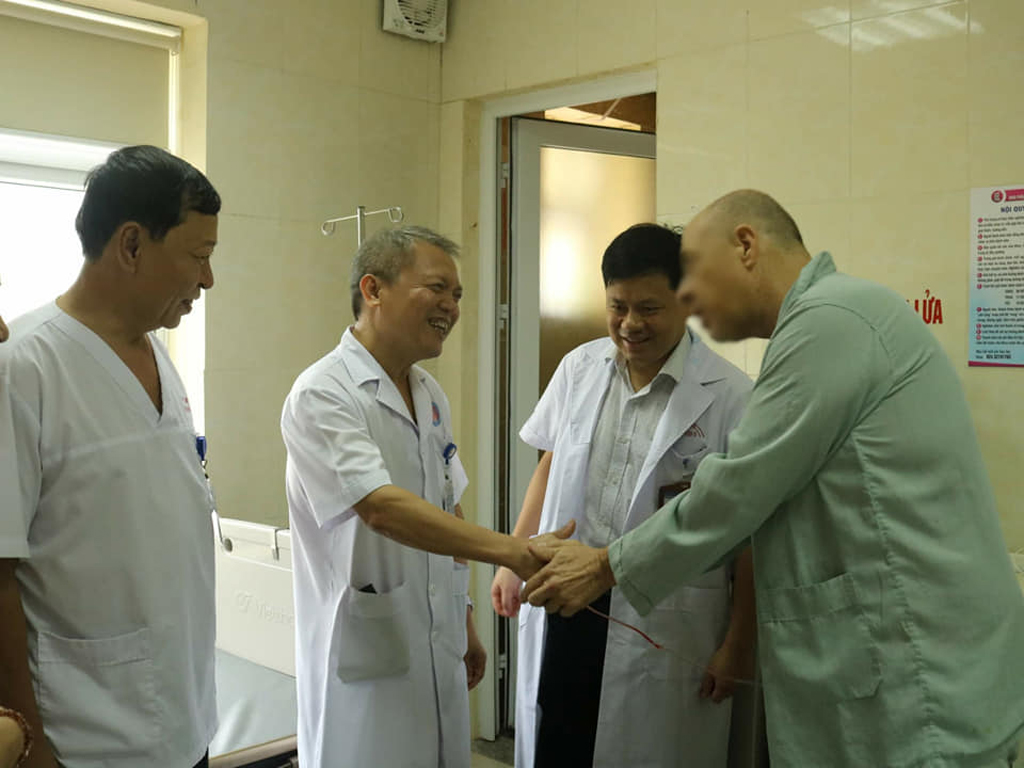 Bệnh nhân GS Lê Ngọc Thành, Giám đốc BV E chúc mừng bệnh nhân người Mỹ đã sớm bình phục sau cấp cứu 