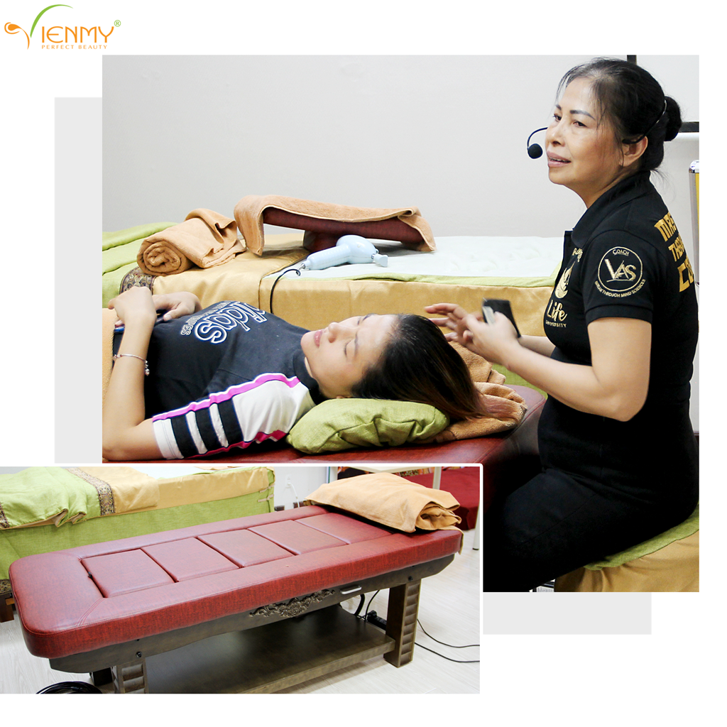 Giường massage xông hơi ngải cứu được sử dụng tại khóa học trị liệu Đông y do cô Ngọc Ánh hướng dẫn