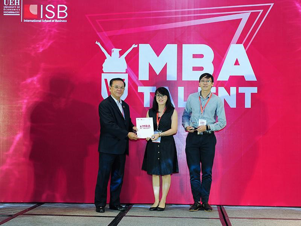 GS-TS Nguyễn Đông Phong - Hiệu trưởng Trường Đại học Kinh Tế TP.HCM đang trao học bổng cho các thí sinh tham gia cuộc thi MBA Talent 2018