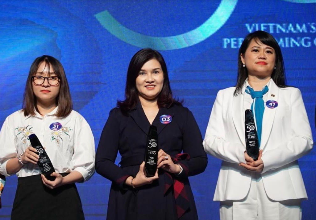 Bà Hồ Ngọc Yến Phương - Phó tổng giám đốc Vietjet nhận giải thưởng