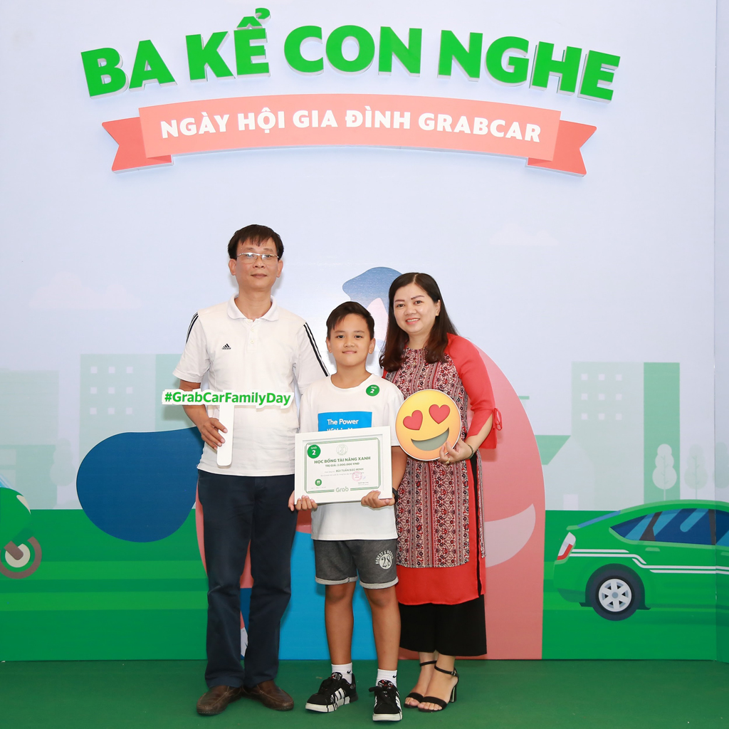 Gia đình bé Bảo Minh rạng rỡ nhận học bổng Tài Năng Xanh 2019 trong Ngày hội Gia đình GrabCar “Ba kể con nghe” tại TP.HCM