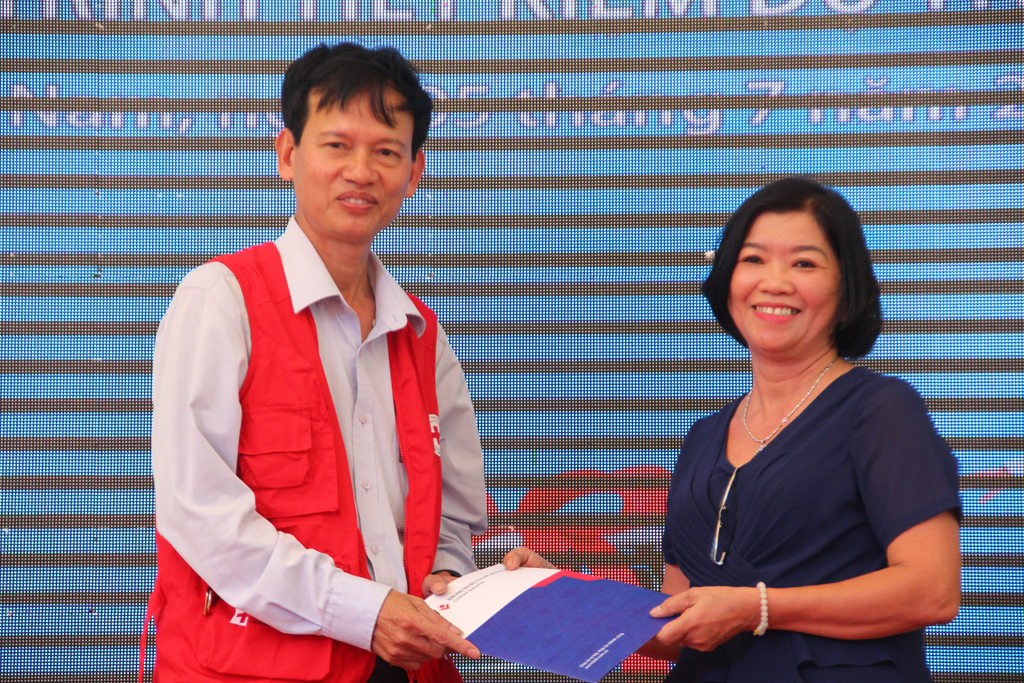 Bà Nguyễn Thị Thu Dung trích phần thưởng 20 triệu trao cho Hội Chữ thập đỏ tỉnh Quảng Nam 