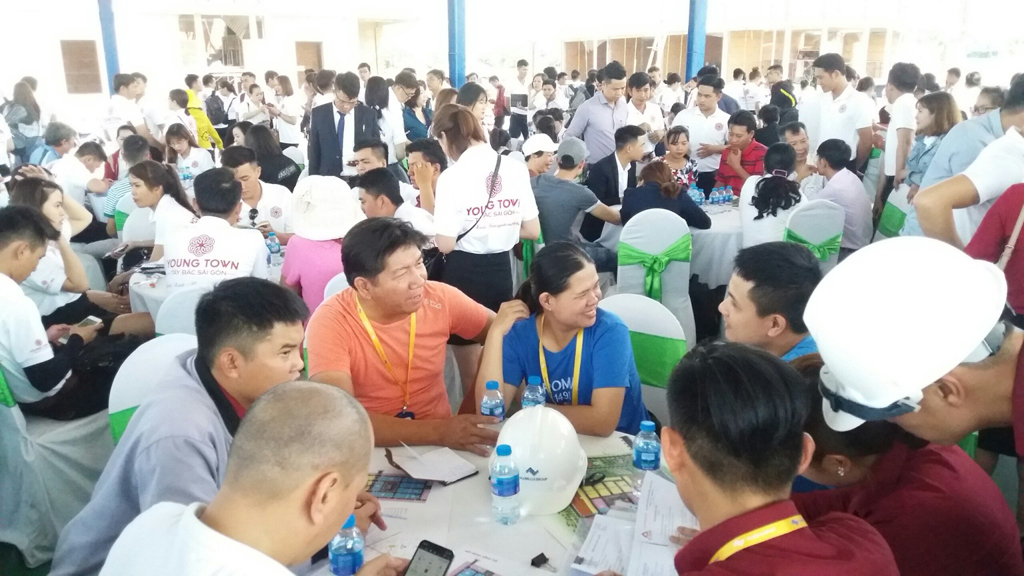 Đông đảo khách hàng tham gia tìm hiểu thông tin thực tế ngay tại dự án Young Town Tây Bắc Sài Gòn