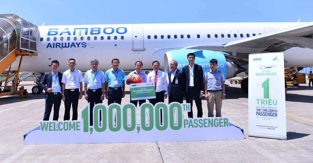 Vị hành khách thứ 1 triệu của hãng (chính giữa) chụp ảnh lưu niệm cùng lãnh đạo tỉnh, lãnh đạo Bamboo Airways