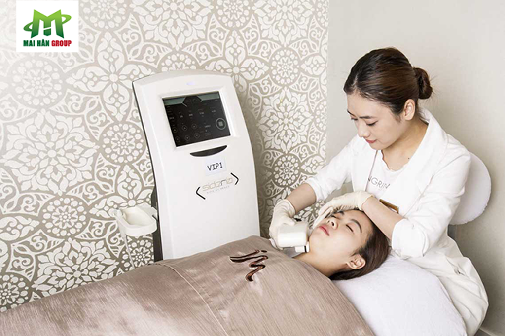 Khách hàng điều trị tại spa với công nghệ Hifu