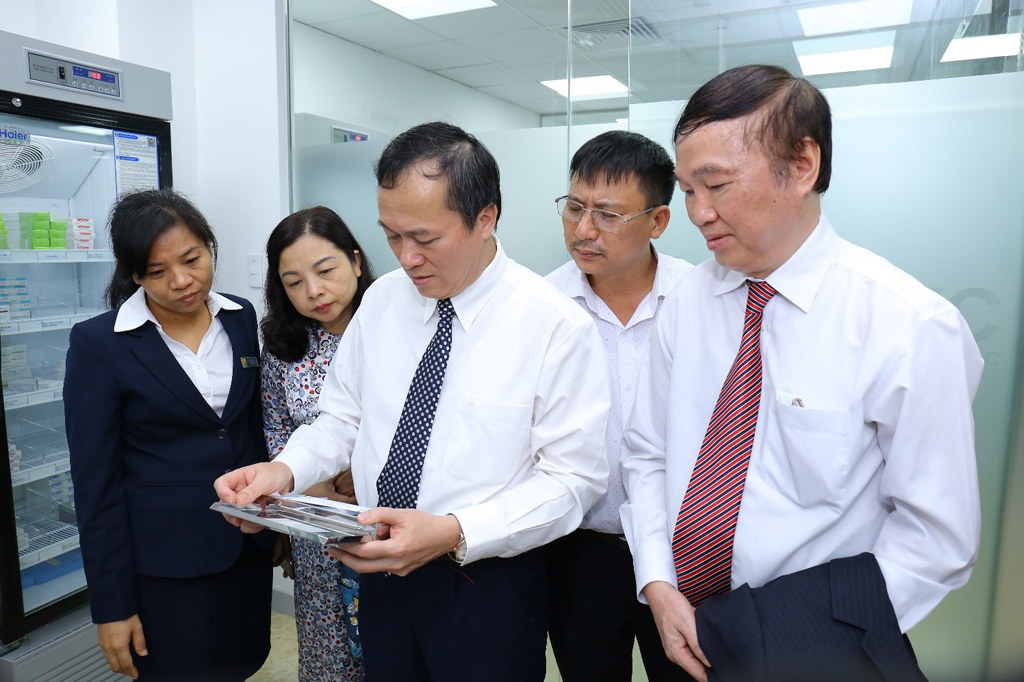 Ông Trịnh Hữu Hùng - Giám đốc Sở Y tế tỉnh Thanh Hóa cùng các vị lãnh đạo tham quan kho vắc xin của trung tâm tiêm chủng lớn nhất khu vực miền Bắc