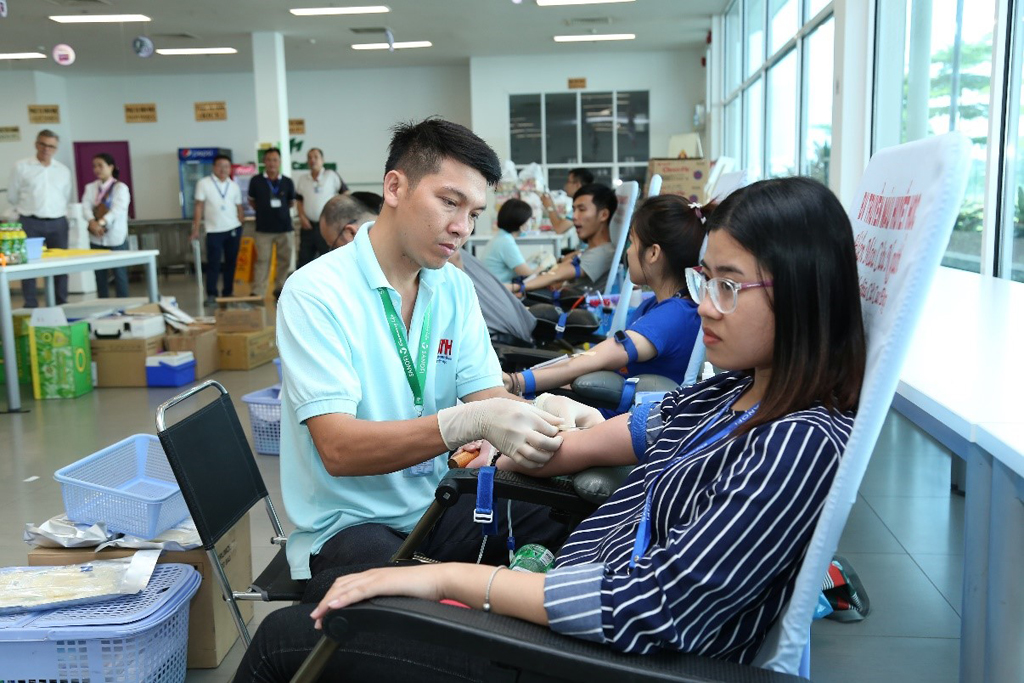 Tại TP.HCM, hơn 73 đơn vị máu đã được 52 nhân viên tại Nhà máy sản xuất của Sanofi trao tặng trong chương trình hiến máu được phối hợp cùng Bệnh viện Truyền máu huyết học TP.HCM 