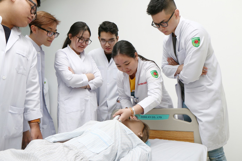 Sinh viên TTU thực hành kỹ năng lâm sàng hồi sức cấp cứu đặt nội khí quản