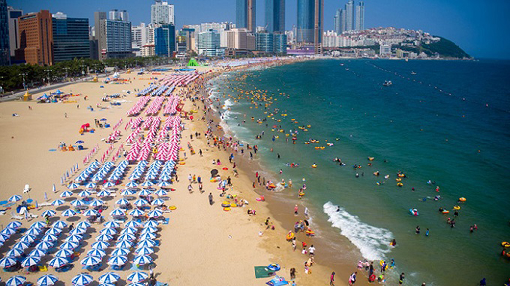 Bãi biển Haeundae thu hút nhiều khách du lịch