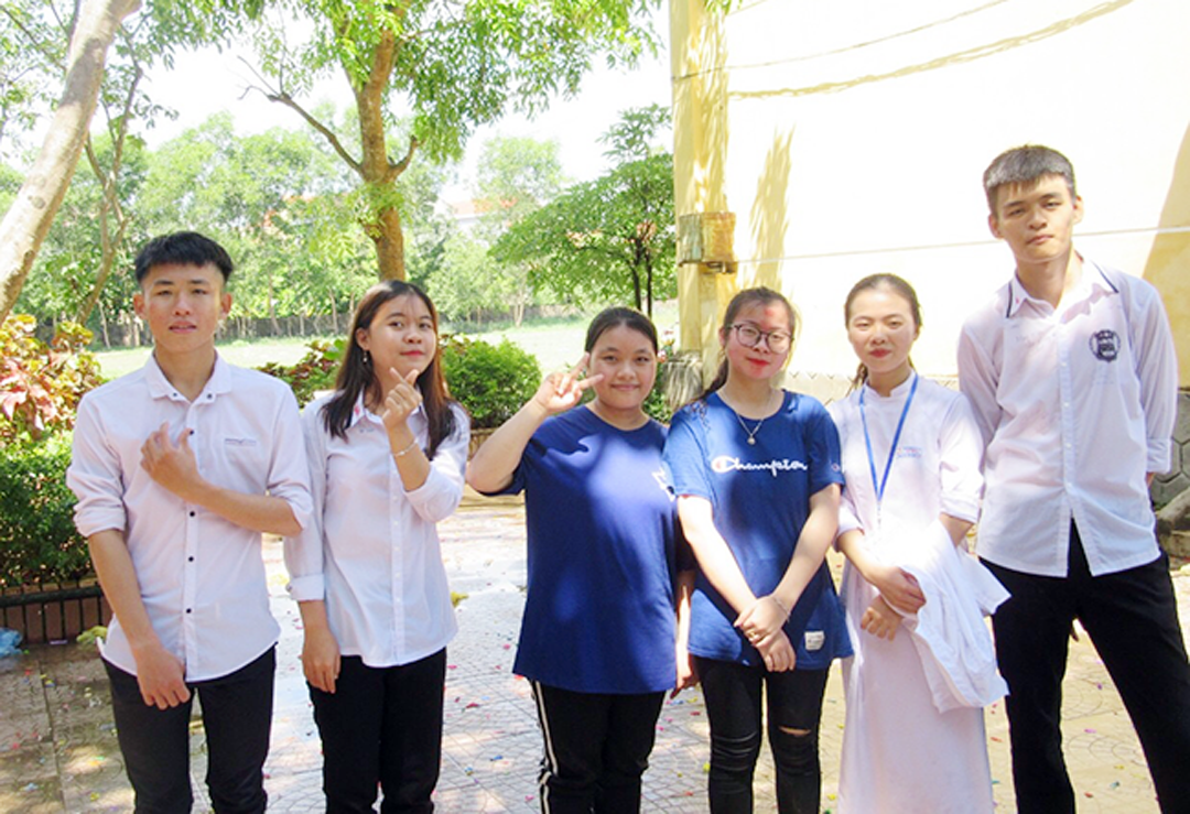 Thu Hà (thứ 3 từ trái sang) cùng nhóm bạn thân 7 năm, trong đó có bạn cũng đã xét tuyển học ngành Điều dưỡng tại Trường ĐH Duy Tân năm 2019