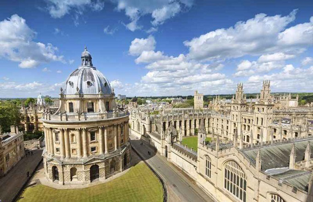 Phía trong khuôn viên Trường đại học Oxford 