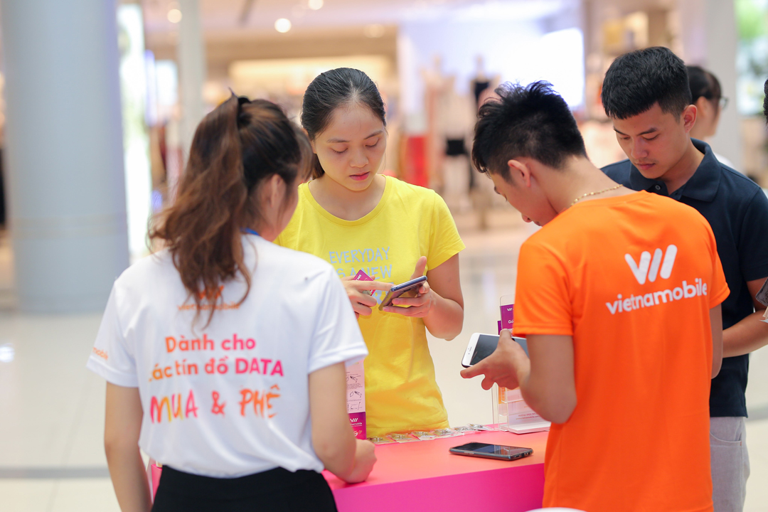 Khách hàng trẻ hào hứng trải nghiệm app Bima tại gian hàng Vietnamobile