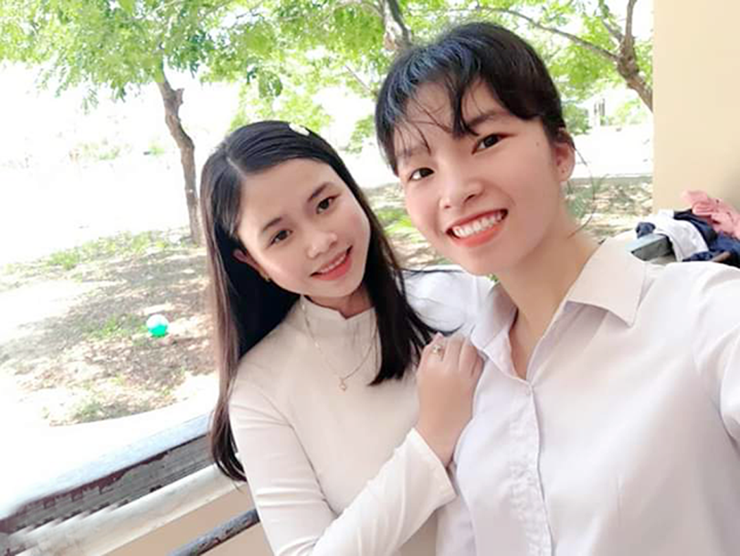 Nguyễn Thị Vàng (bên trái) cùng bạn thân