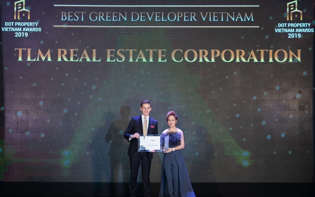 Bà Nguyễn Thị Thanh Tú - Chủ tịch HĐQT Tập đoàn BĐS TLM nhận giải thưởng “Nhà phát triển BĐS xanh tốt nhất Việt Nam 2019”