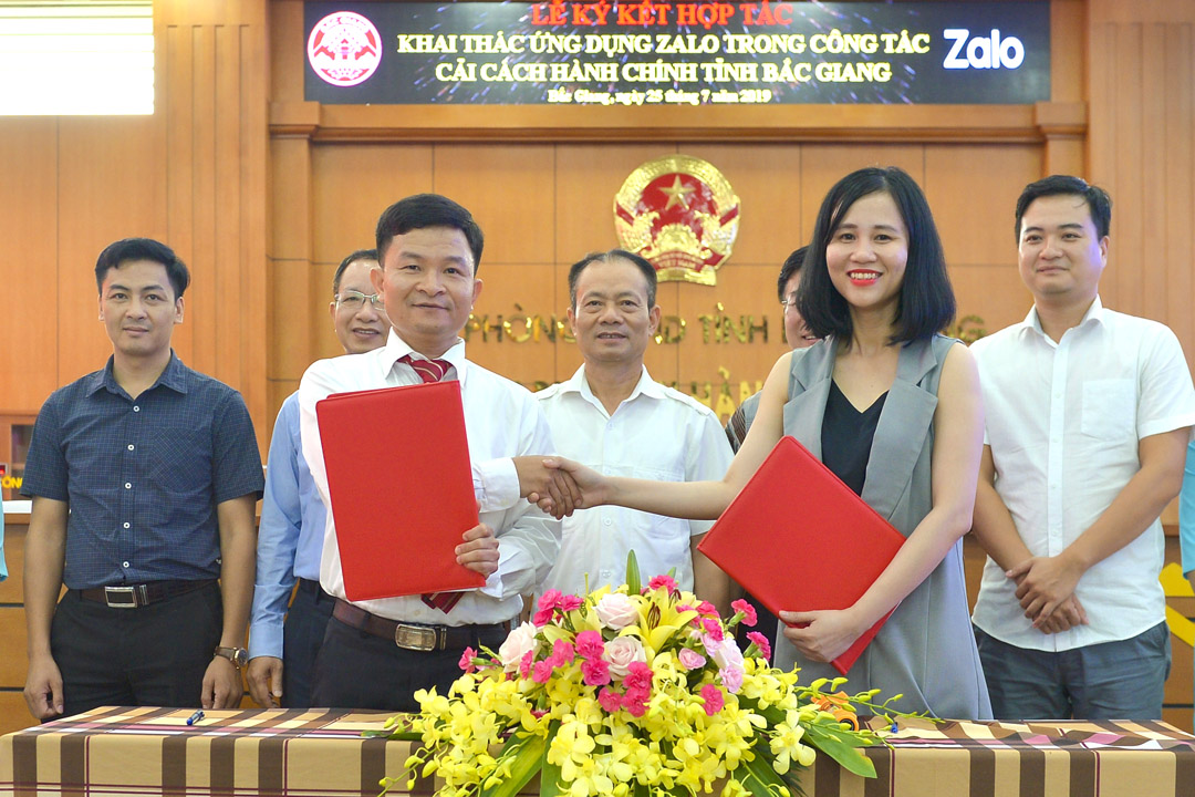 Đại diện chính quyền tỉnh Bắc Giang và đại diện Dự án Zalo 4.0 ký kết hợp tác trước sự chứng kiến của lãnh đạo Tỉnh ủy, UBND, Trung tâm Phục vụ hành chính công tỉnh Bắc Giang