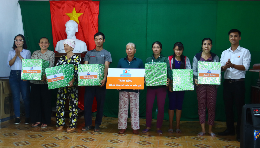Bà Nguyễn Thị Yến (bên trái) - Phó giám đốc Công ty TNHH thép Quốc Chương trao các phần quà cho bà con tại địa phương